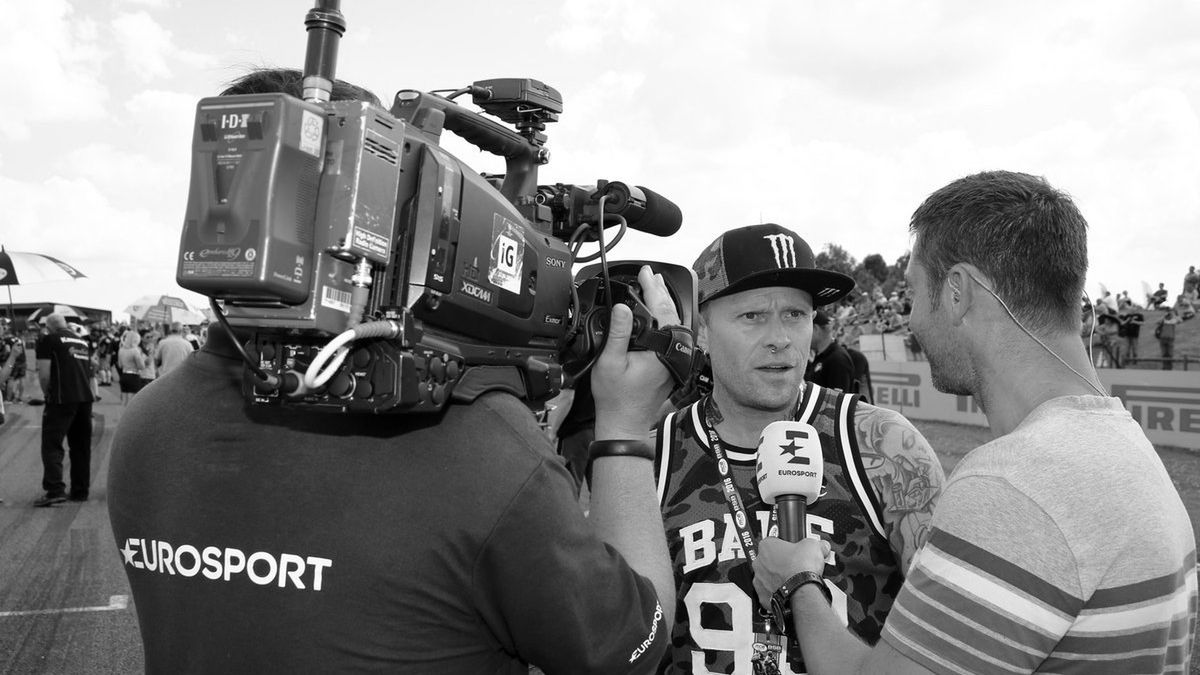 Keith Flint (w środku) udzielający wywiadu podczas wyścigu