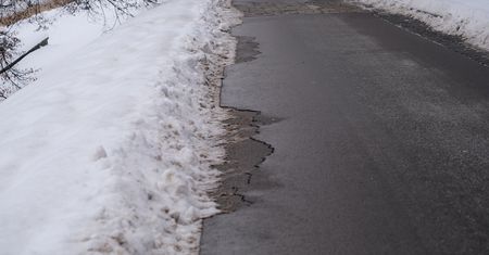 Popękany asfalt na Zamkowej. Ulica po remoncie już wymaga napraw