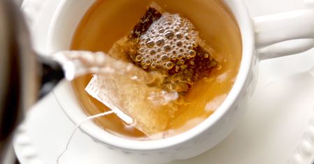 Wrzuć torebkę herbaty do toalety i zobacz, co się stanie. Świetny trik