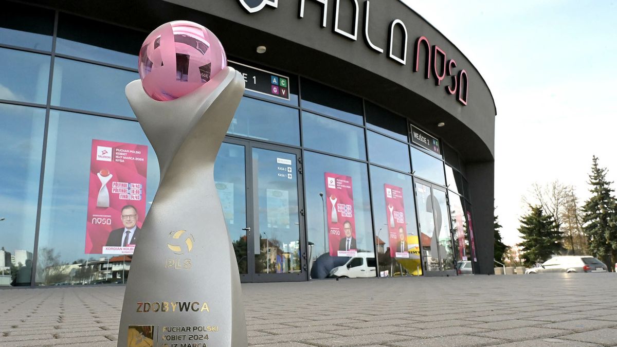 Materiały prasowe / Tauron Liga / Statuetka Pucharu Polski przed halą w Nysie