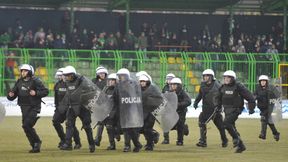 Greccy kibice starli się policją. Funkcjonariusze zostali obrzuceni racami (wideo)