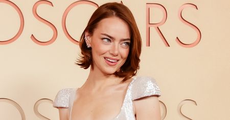 Emma Stone olśniła na Oscarach. Suknia niczym płynne srebro