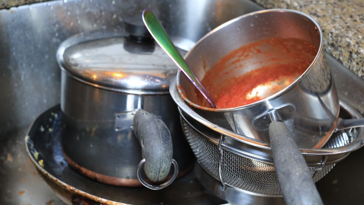 Jak doczyścić patelnię i inne naczynia?