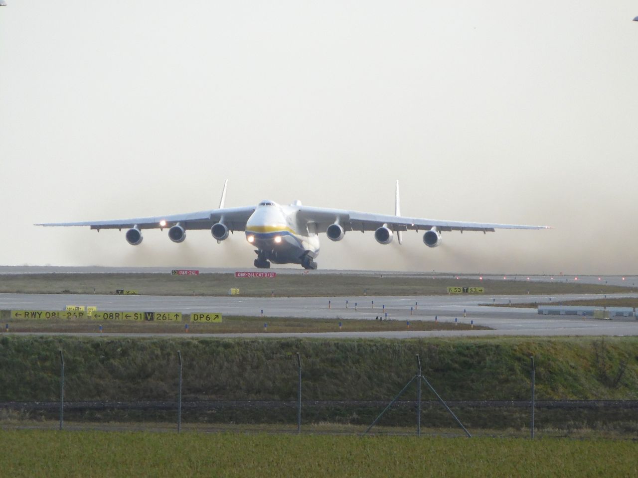 Największy samolot świata znowu w Polsce. Antonov An-225 na imponujących nagraniach