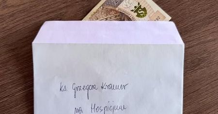 Proboszcz znalazł taką kopertę w tacy. "Posłusznie wpłaciłem"