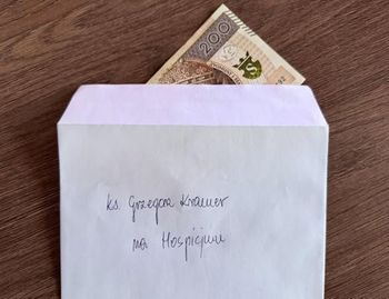Proboszcz znalazł taką kopertę w tacy. "Posłusznie wpłaciłem"