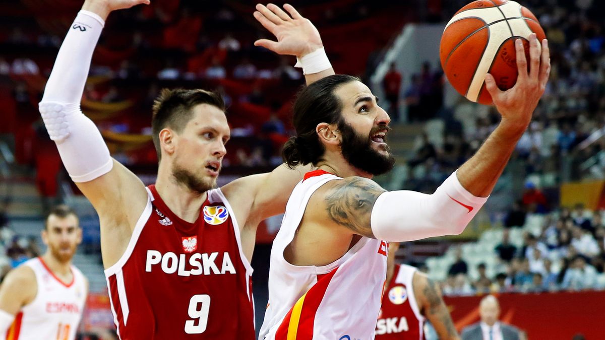 PAP/EPA / WU HONG / Na zdjęciu: Mateusz Ponitka (z lewej) oraz Ricky Rubio 