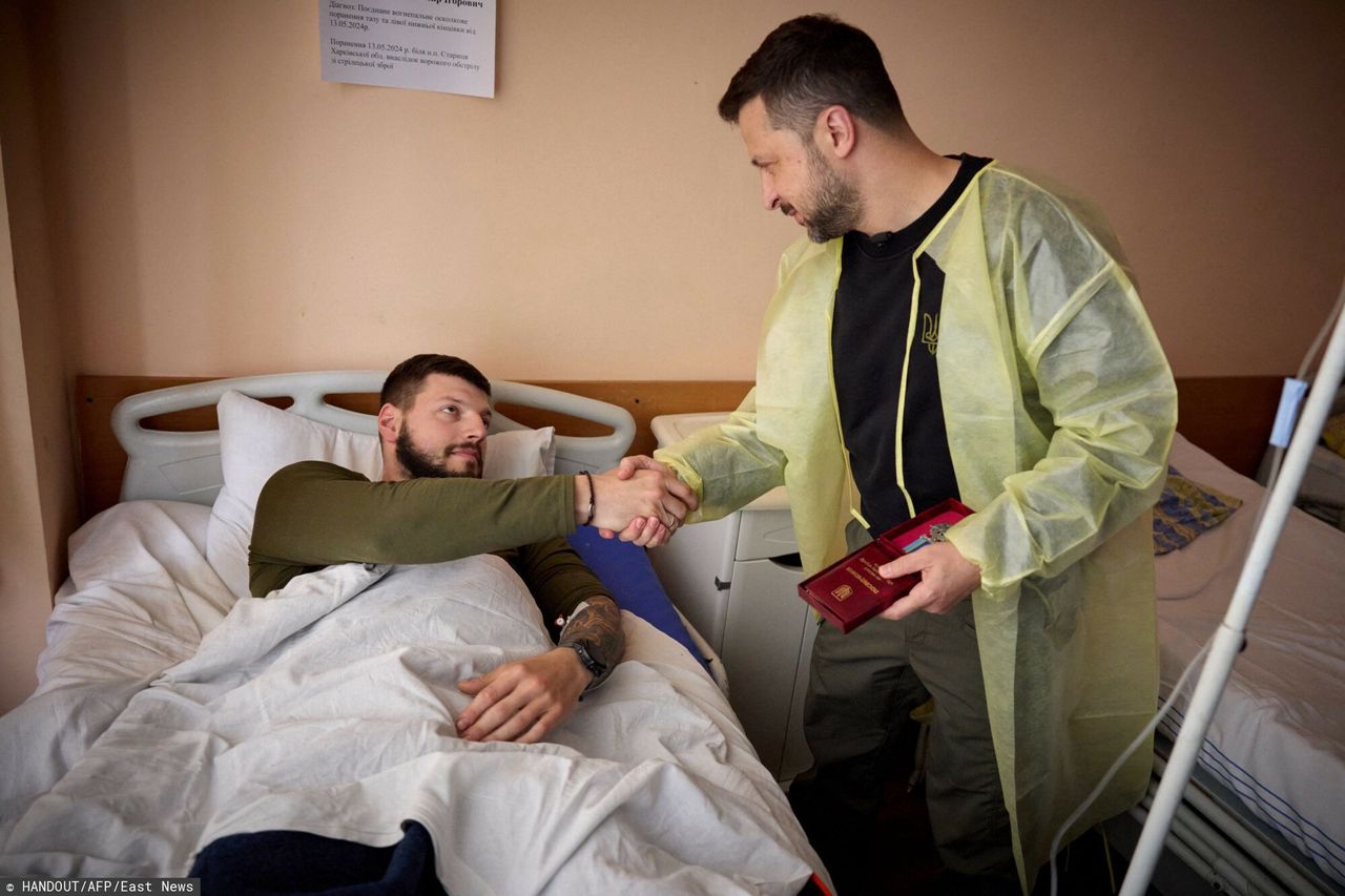 Zełenski odwiedził żołnierzy w szpitalu Charkowie