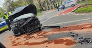 Wypadek w Warszawie. Toyota uderzyła w drzewo po kolizji z Volkswagenem
