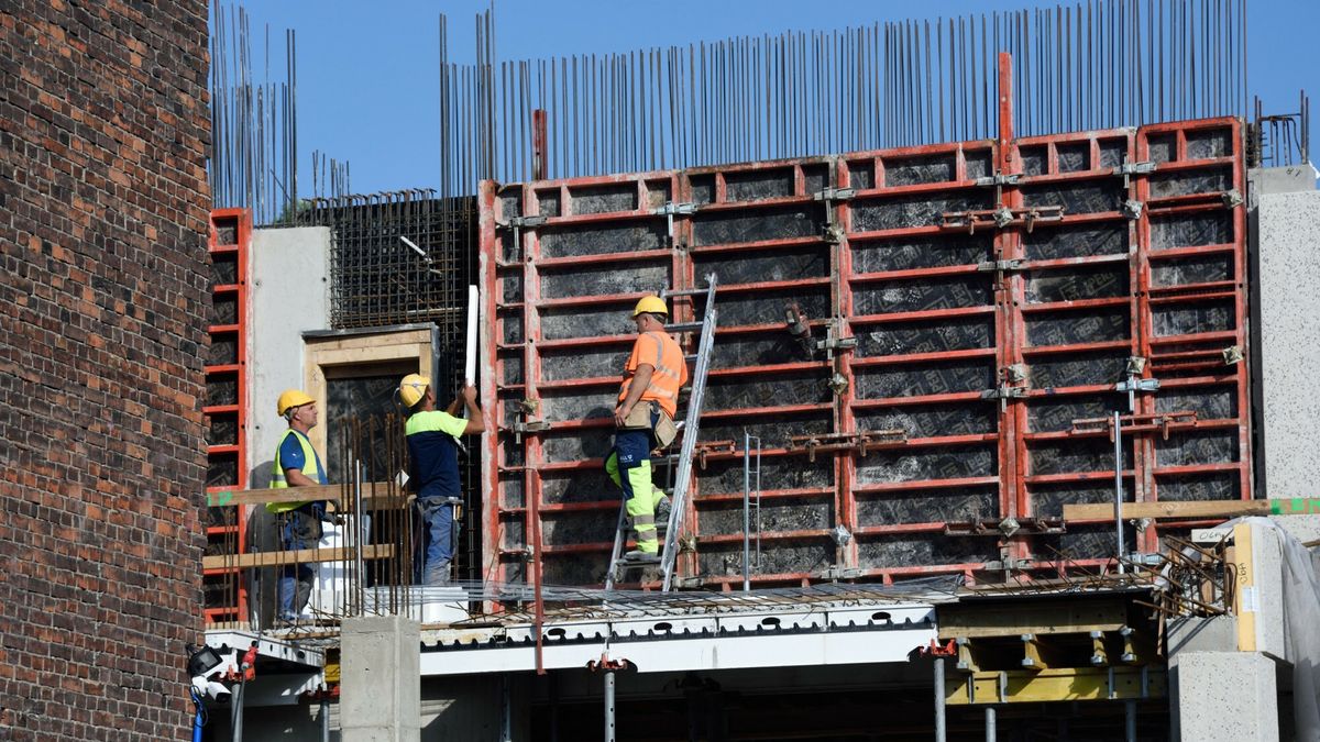 Pracowników na budowach będzie brakowało coraz bardziej. 