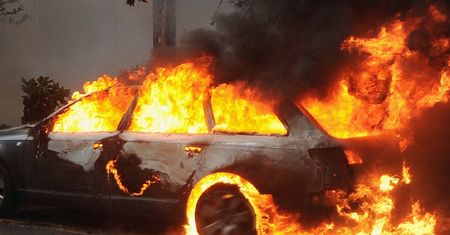 Opolskie. Spowodował wypadek. Kierowca bmw zostawił ludzi w płonącym aucie