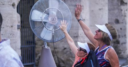 Masowo odwołują wakacje. Wysokie temperatury i pożary odstraszają turystów