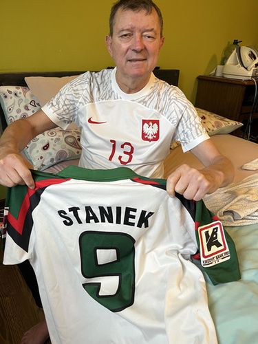Staniek trzyma koszulkę Legii, w której występował