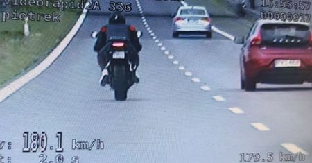 Motocyklista wyprzedził radiowóz na obwodnicy Lublina, jadąc z prędkością 180 km/h