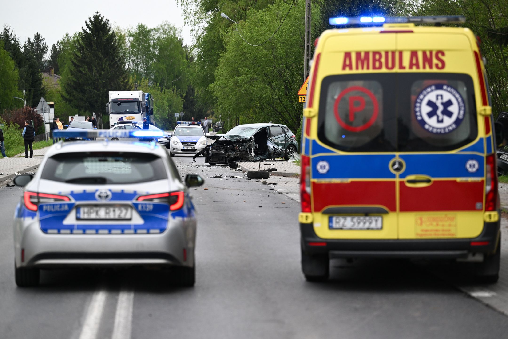 Tyczyn, 16.04.2024. Miejsce wypadku z udziałem dwóch samochodow osobowych i ciężarówki w miejscowości Tyczyn, 16 bm. Auto wymusiło pierwszeństwo w związku z czym tir staranował samochody i wjechał w przystanek. Do szpitala trafiło trzech kierujących i dwóch pieszych. Droga wojewódzka nr 878 jest całkowicie zablokowana. (sko) PAP/Darek Delmanowicz