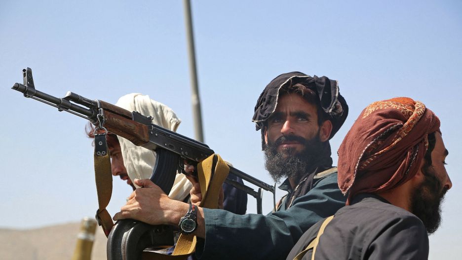 Talibowie wkraczaj? do KabuluTaliban fighters stand guard in a vehicle along the roadside in Kabul on August 16, 2021, after a stunningly swift end to Afghanistan's 20-year war, as thousands of people mobbed the city's airport trying to flee the group's feared hardline brand of Islamist rule. (Photo by Zakeria HASHIMI / AFP)ZAKERIA HASHIMI