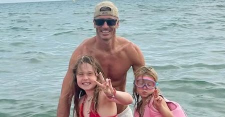 Robert Lewandowski dokazuje z córkami w morzu. Tata na medal?
