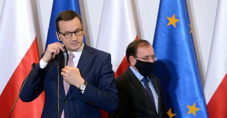 Sylwester 2020 i nowe obostrzenia. PiS zdaje sobie sprawę z komunikacyjnego chaosu wokół tzw. godziny policyjnej