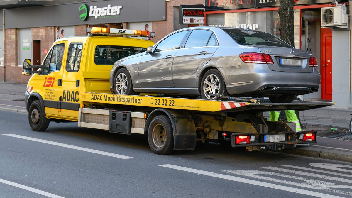 Według danych ADAC auta w drodze najczęściej zatrzymuje kłopot z akumulatorem (44 proc.). Na drugim miejscu są usterki silnika (17 proc.), a na trzecim elektroniki (11 proc.).