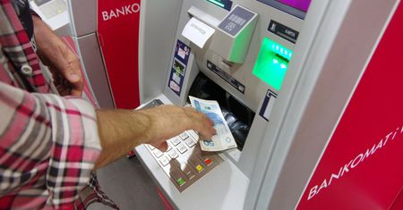 Przerwy techniczne w bankach. Klienci ośmiu banków mogą mieć problemy