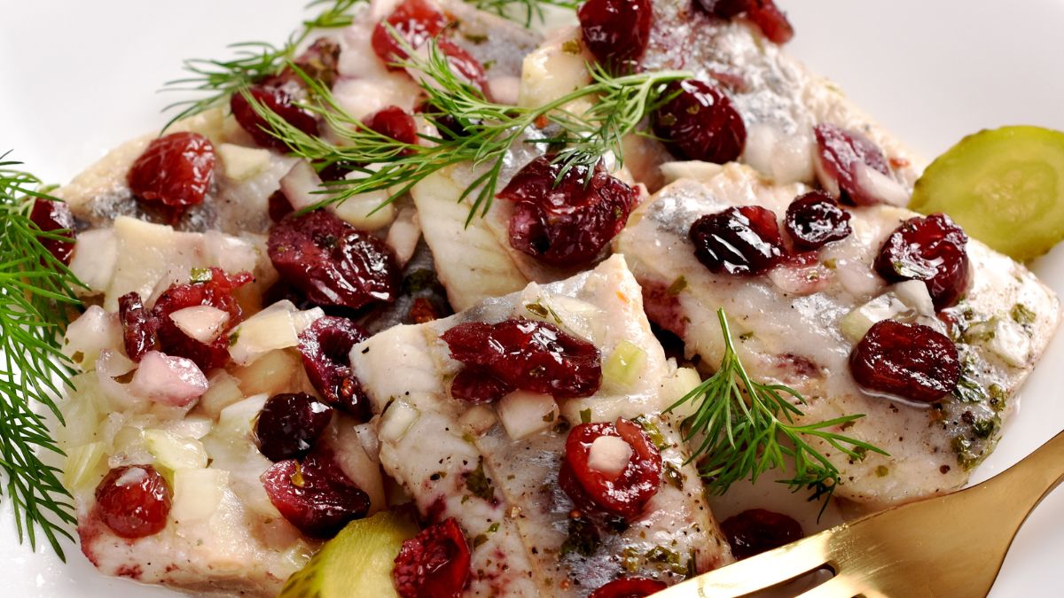 Pyszne śledzie z dodatkiem suszonej żurawiny