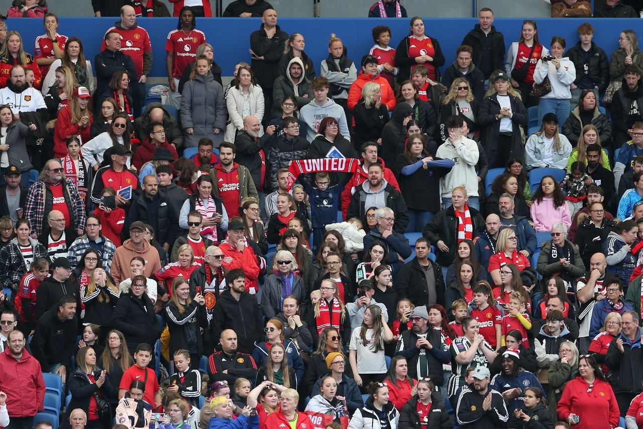 Fenerbahçe ultras attack leaves Manchester United fans injured