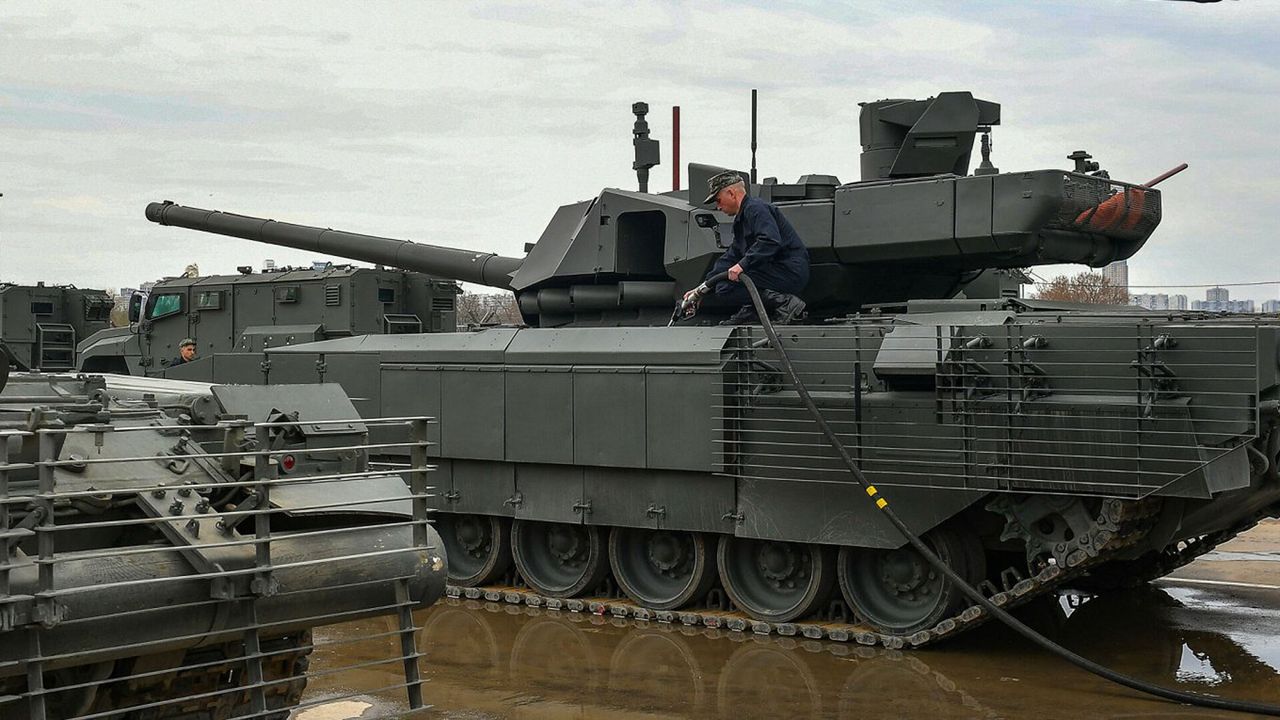 Przedwojenne zdjęcie T-14 "Armata" w jej naturalnym środowisku - na parkingu