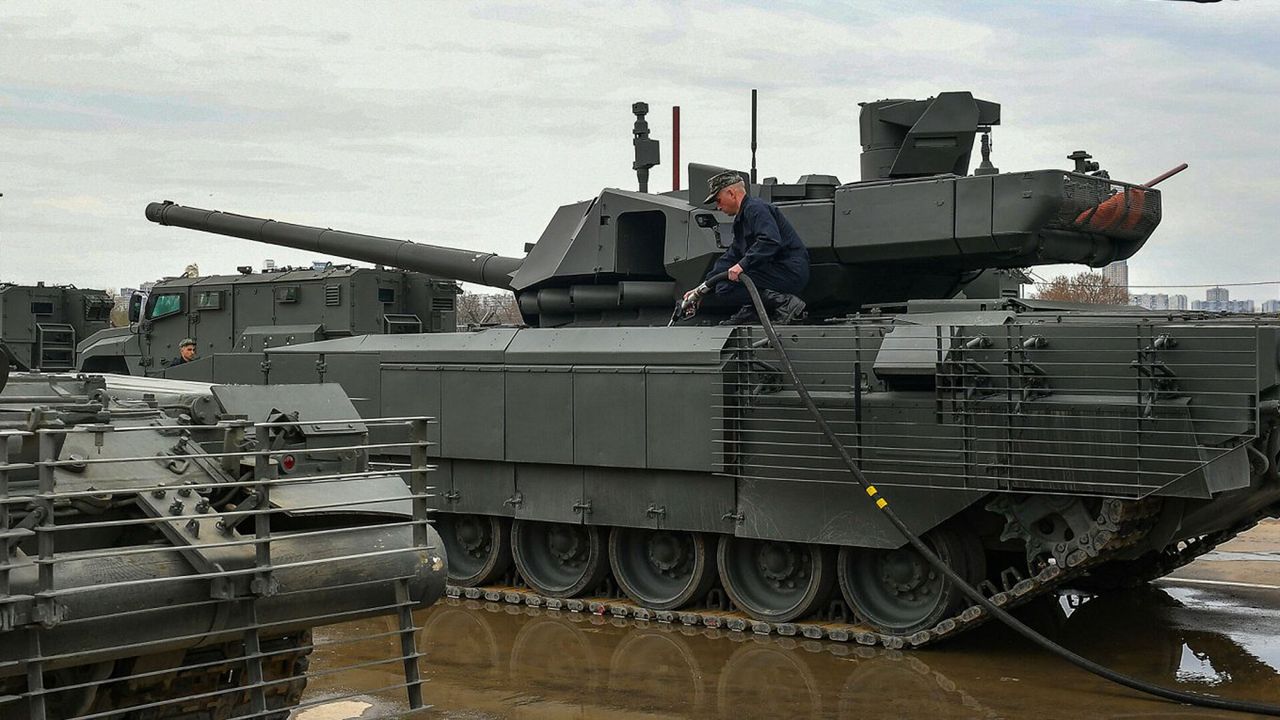 A pre-war photo of T-14 "Armata" in its natural environment - in the parking lot.