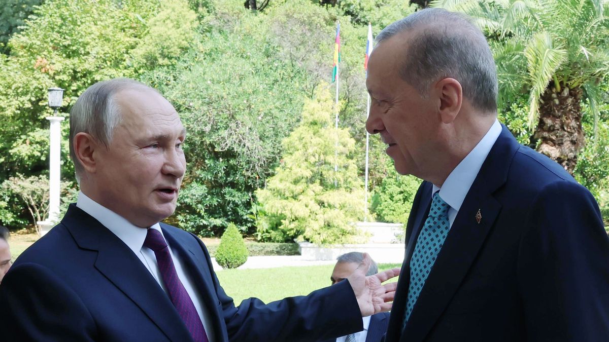 SOCHI, RUSSIA - SEPTEMBER 04: (----EDITORIAL USE ONLY - MANDATORY CREDIT - 'TURKISH PRESIDENCY / MURAT CETINMUHURDAR / HANDOUT' - NO MARKETING NO ADVERTISING CAMPAIGNS - DISTRIBUTED AS A SERVICE TO CLIENTS----) Turkish President Recep Tayyip Erdogan (R) meets Russian President Vladimir Putin (L) in Sochi, Russia on September 04, 2023. (Photo by TUR Presidency / Murat Cetinmuhurdar / Handout/Anadolu Agency via Getty Images)