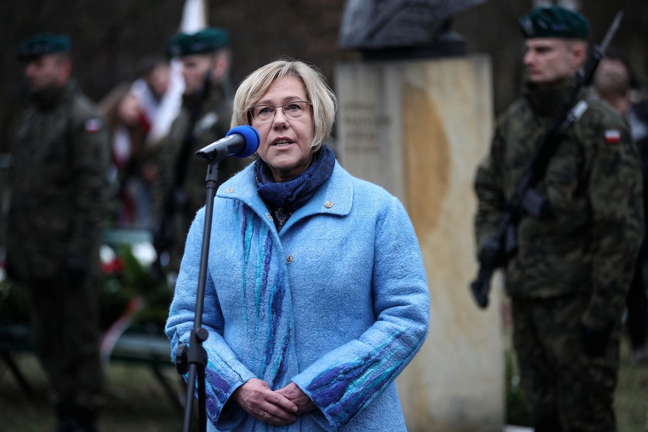 Szczepienia na COVID-19. Kurator oświaty Barbara Nowak grzmi: to doprowadzi do wojny polsko-polskiej
