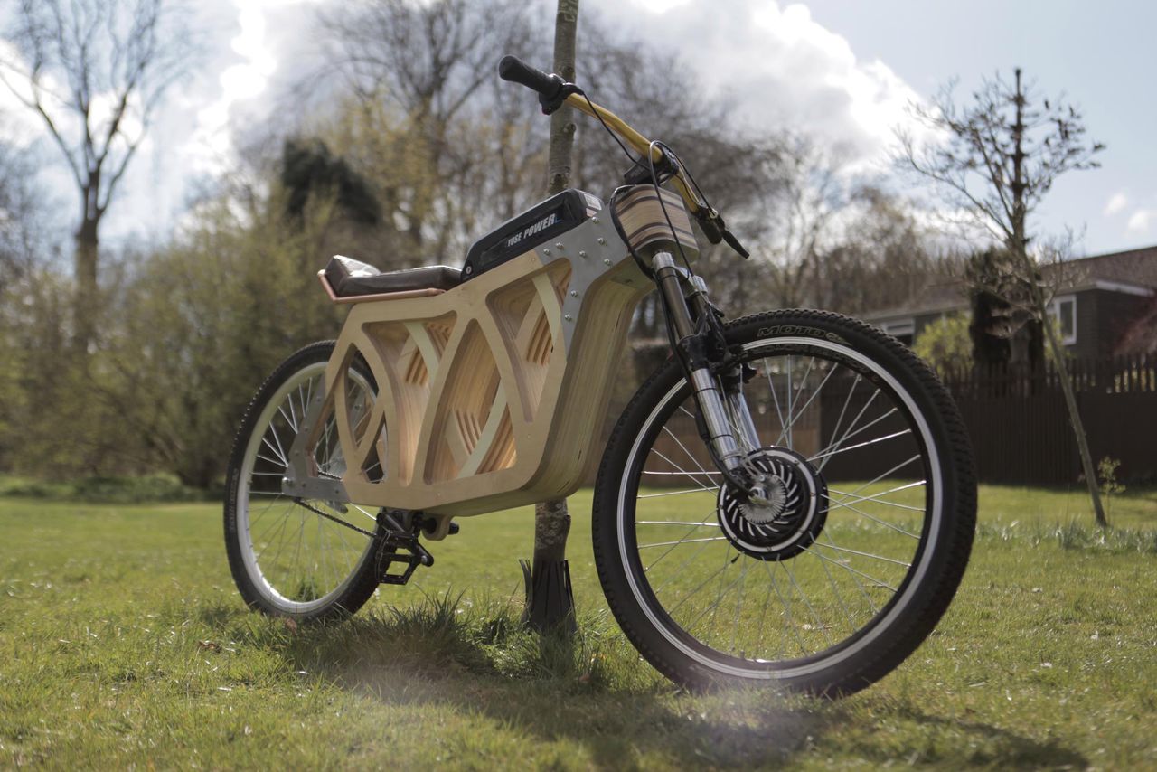 Elektryczny rower z drewna. Niezwykły projekt pasjonatki