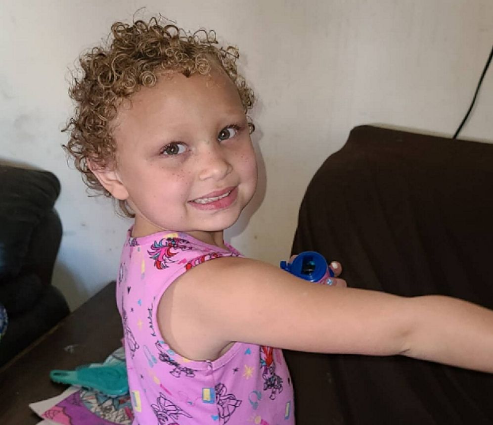 Dziewczynka wróciła ze szkoły z obciętymi włosami