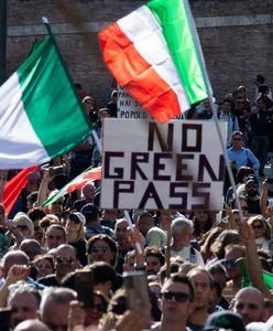 Włosi wprowadzają przepustki sanitarne, ale mają poważny problem