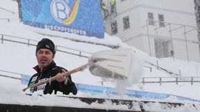 Turniej Czterech Skoczni: organizatorzy walczą z pogodą, a śnieg cały czas sypie