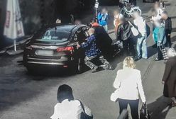 Samochód "widmo" potrącił kobietę na deptaku. Przechodnie rzucili się na pomoc