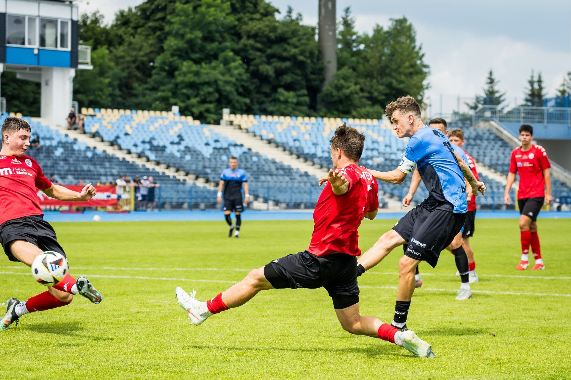 W ostatnim meczu przed startem Betclic 3. Ligi Zawisza Bydgoszcz pokonał 4:1 Chemika Bydgoszcz. 