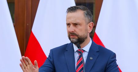 Szef MON o wecie Nawrockiego. "Wpisywanie się w narrację rosyjską"
