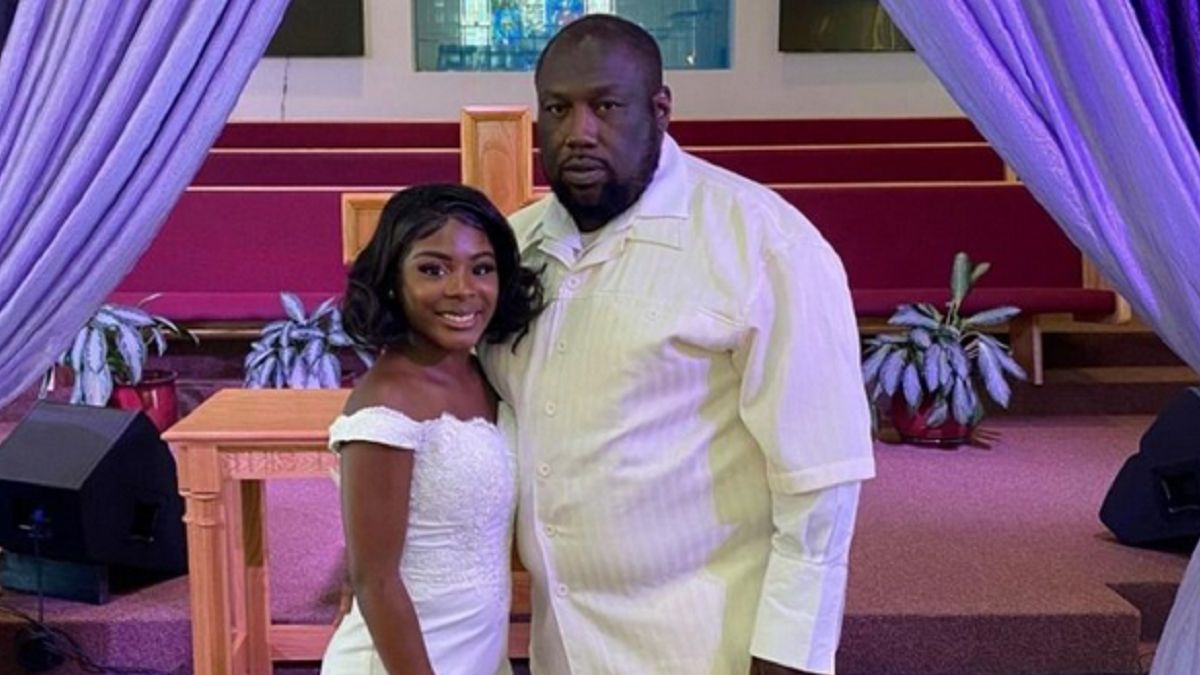 61-latek wziął ślub z 18-latką. W mieście wrze