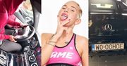 Szczęśliwa Marta Linkiewicz w rytm "Explosion" wozi się swoim Mercedesem z rejestracją "HOE"