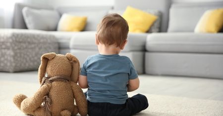 Spektrum autyzmu u dorosłych i dzieci — przyczyny i objawy