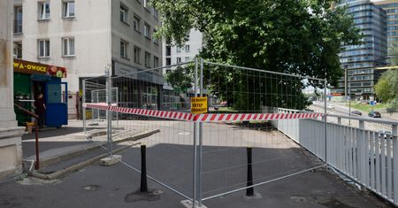 Warszawa. Początek prac nad chodnikami w al. Armii Ludowej
