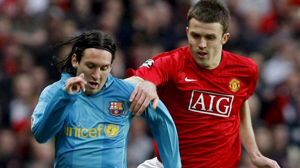 PAP/EPA / ALBERTO ESTEVEZ / Na zdjęciu: Lionel Messi (FC Barcelona, z lewej) w walce z Michaelem Carrickiem z Manchesteru United w meczu z 29 kwietnia 2008 r. na Old Trafford