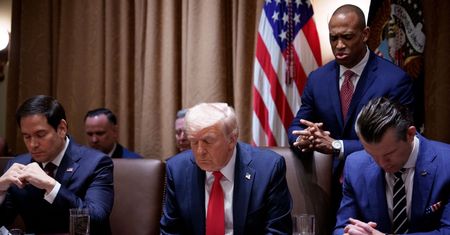 Tak rozpoczęto pierwsze posiedzenie gabinetu Trumpa. "Dzięki Ci Boże"