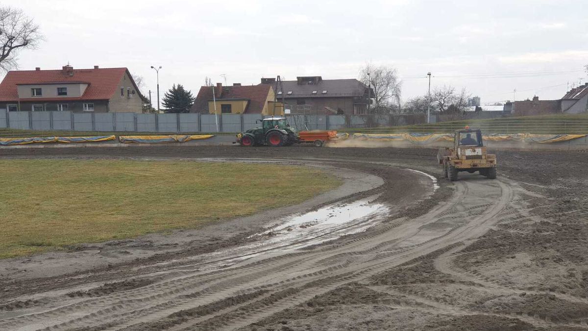 Zdjęcie okładkowe artykułu: Facebook / Kolejarz Opole / Prace torowe na stadionie w Opolu