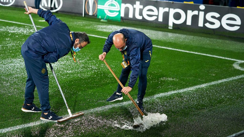 służby porządkowe przygotowują stadion po ulewie przed meczem Villarreal CF and Maccabi Tel-Awiw