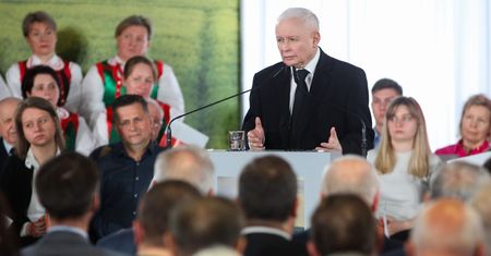 1400 zł. Kaczyński reaguje na aferę i wysuwa propozycje