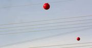 Kolorowe kule na liniach wysokiego napięcia. Taką funkcję pełnią