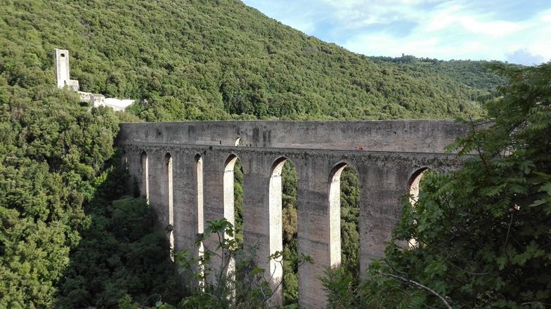 Wjazd do Włoch będzie możliwy bez kwarantanny. Na zdj. Ponte delle Torri w Spoleto, w Umbrii