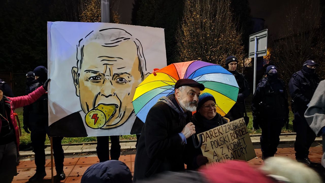 Plakaty z wizerunkiem prezesa PiS na proteście 