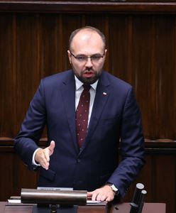 Ujawnili kolejne maile. "Załatwcie media"